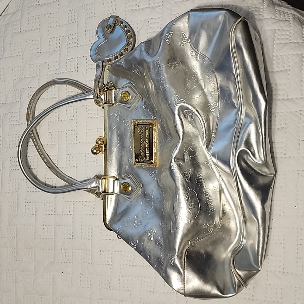 Silver lips, peeling